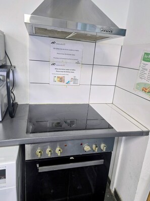 Kühlschrank, Herdplatte, Kochgeschirr/Geschirr/Besteck