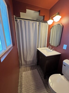 Bathroom - Spacious 4-bedroom house in Indio with AC - Close to downtown and festivals (Indio)