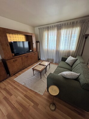 Living area - Spacious 4-bedroom house in Indio with AC - Close to downtown and festivals (Indio)