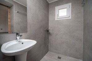 Shower, hair dryer, towels - Villa Pasiphae - Villa 3 km from the sea (Georgioupolis)