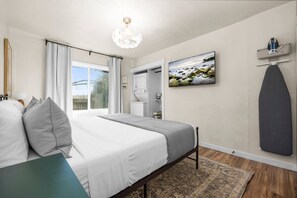 3 bedrooms, desk, iron/ironing board, travel crib