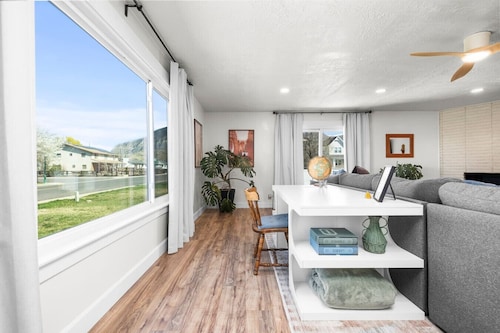 Mountain View Manor | Huge Yard | Sleeps 9 | Parking | Fiber WiFi | Bounce House