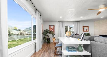 Mountain View Manor | Huge Yard | Sleeps 9 | Parking | Fiber WiFi | Bounce House