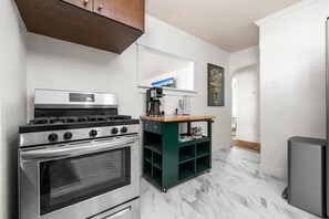 Fridge, oven, stovetop, dishwasher