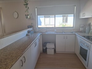 Private kitchen - MOTO GP ACCOMODATION
3-bedroom 2-bathroom house in peaceful Coronet Bay. (Coronet Bay)
