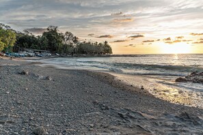 A beach with pebbles, boats, and palm trees. - Beautiful Spacious Apartment in the Heart of Santa Theresa (Santa Teresa)