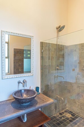 Douche, sèche-cheveux, serviettes fournies, savon