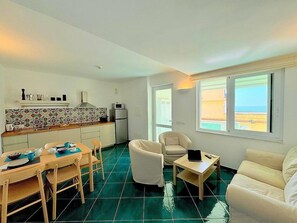 TV - Casa Amaris: Is a welcoming independent house in a quiet position, situated at a short distance from the Cathedral of Amalfi, with Free WI-FI. (Amalfi)