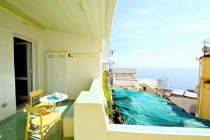 Outdoor dining - Casa Amaris: Is a welcoming independent house in a quiet position, situated at a short distance from the Cathedral of Amalfi, with Free WI-FI. (Amalfi)