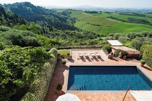 A swimming pool with a view of vineyards and hills. - Villa in Fabbrica with 5 bedrooms sleeps 13 (Fabbrica)