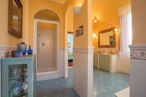 A hallway with a glass door leading to a bathroom, a decorative mirror, and a shelf with ceramic items. - Villa in Fabbrica with 5 bedrooms sleeps 13 (Fabbrica)