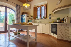 A kitchen with white cabinets, a tiled backsplash, a built-in oven, and a window with curtains. - Villa in Fabbrica with 5 bedrooms sleeps 13 (Fabbrica)