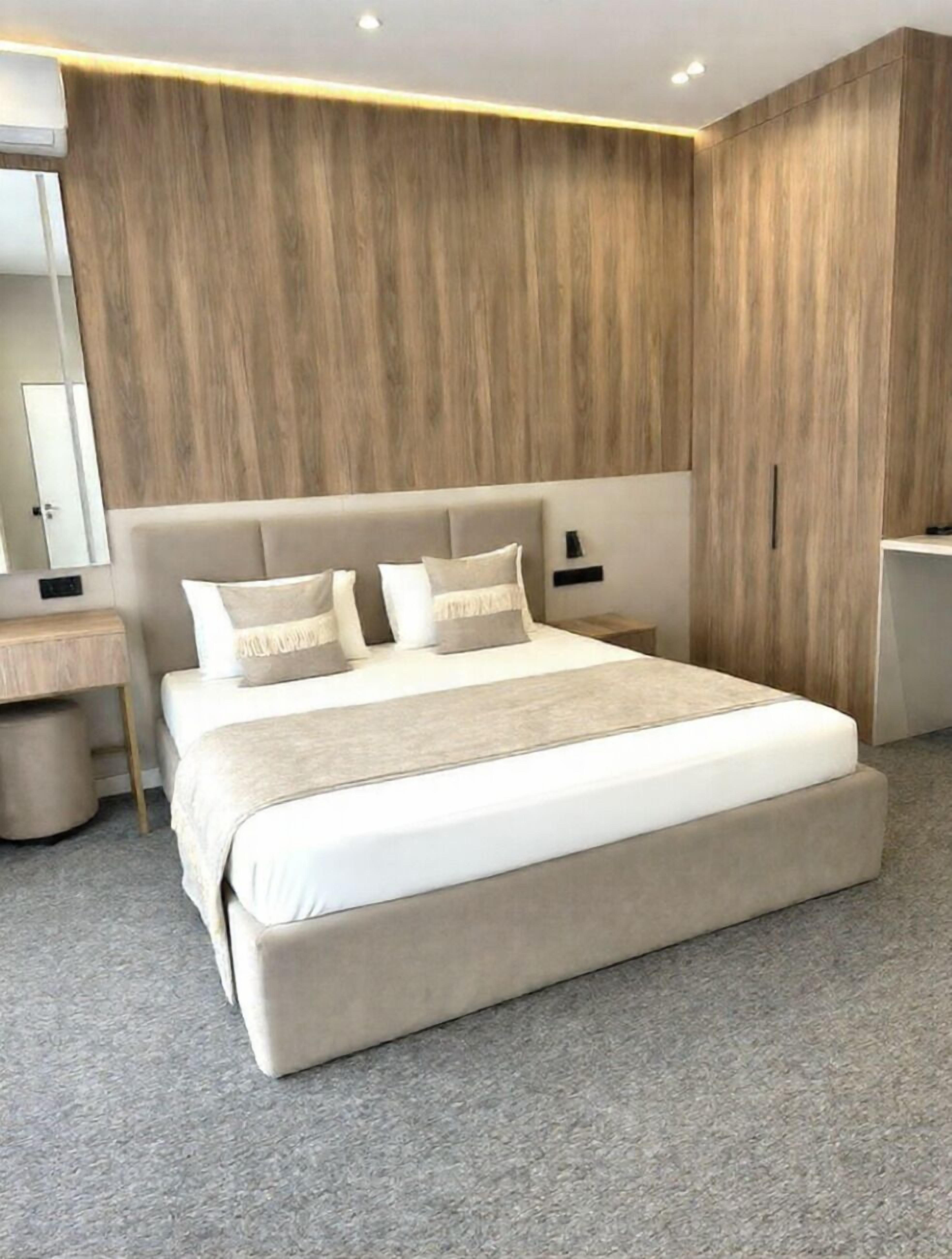 Habitación Deluxe doble, vistas a la ciudad | Caja fuerte, escritorio, espacio para trabajar con un portátil