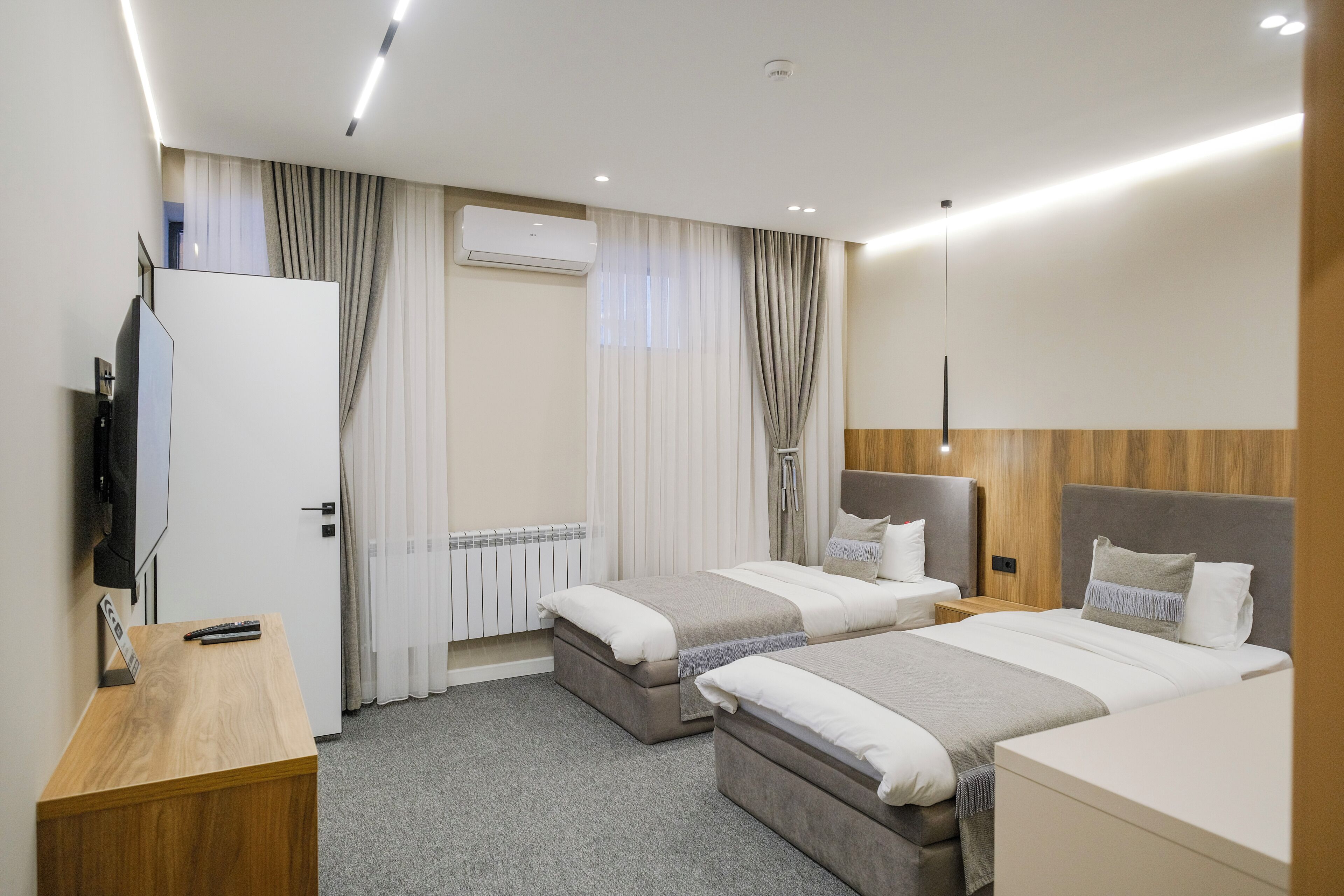 Economy Twin kamer, uitzicht op de binnenplaats | Een kluis op de kamer, een bureau, een laptopwerkplek