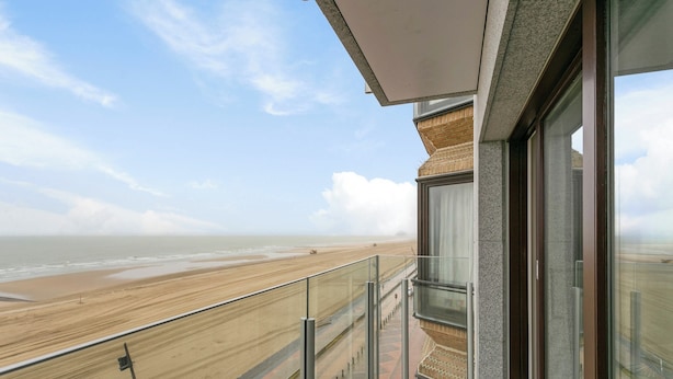 Een balkon met uitzicht op het strand en de oceaan.