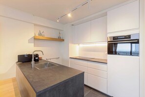 Fridge, microwave, oven, dishwasher - Apartment in Blankenberge by Marina Views (Blankenberge)