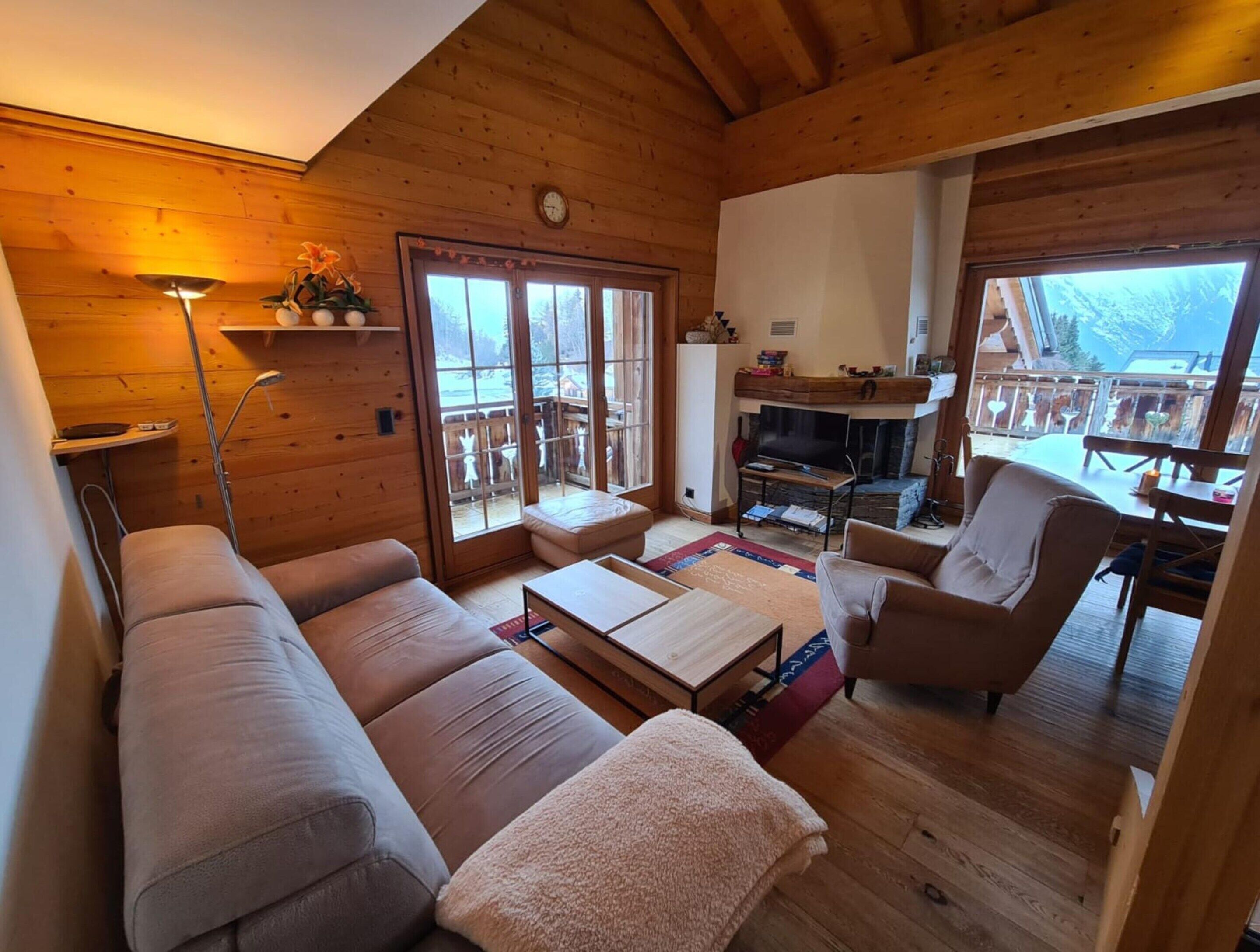 Classic Apartment, 4 Bedrooms | Living room | Fireplace, DVD player