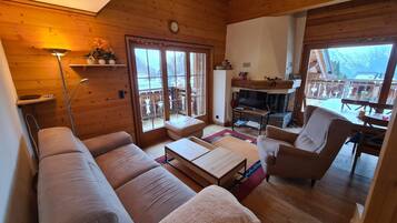 Classic Apartment, 4 Bedrooms | Living room | Fireplace, DVD player