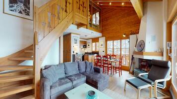 Comfort Apartment, 4 Bedrooms | Living room