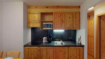 Classic Apartment, 4 Bedrooms | Dapur peribadi | Peti sejuk, ketuhar gelombang mikro, ketuhar