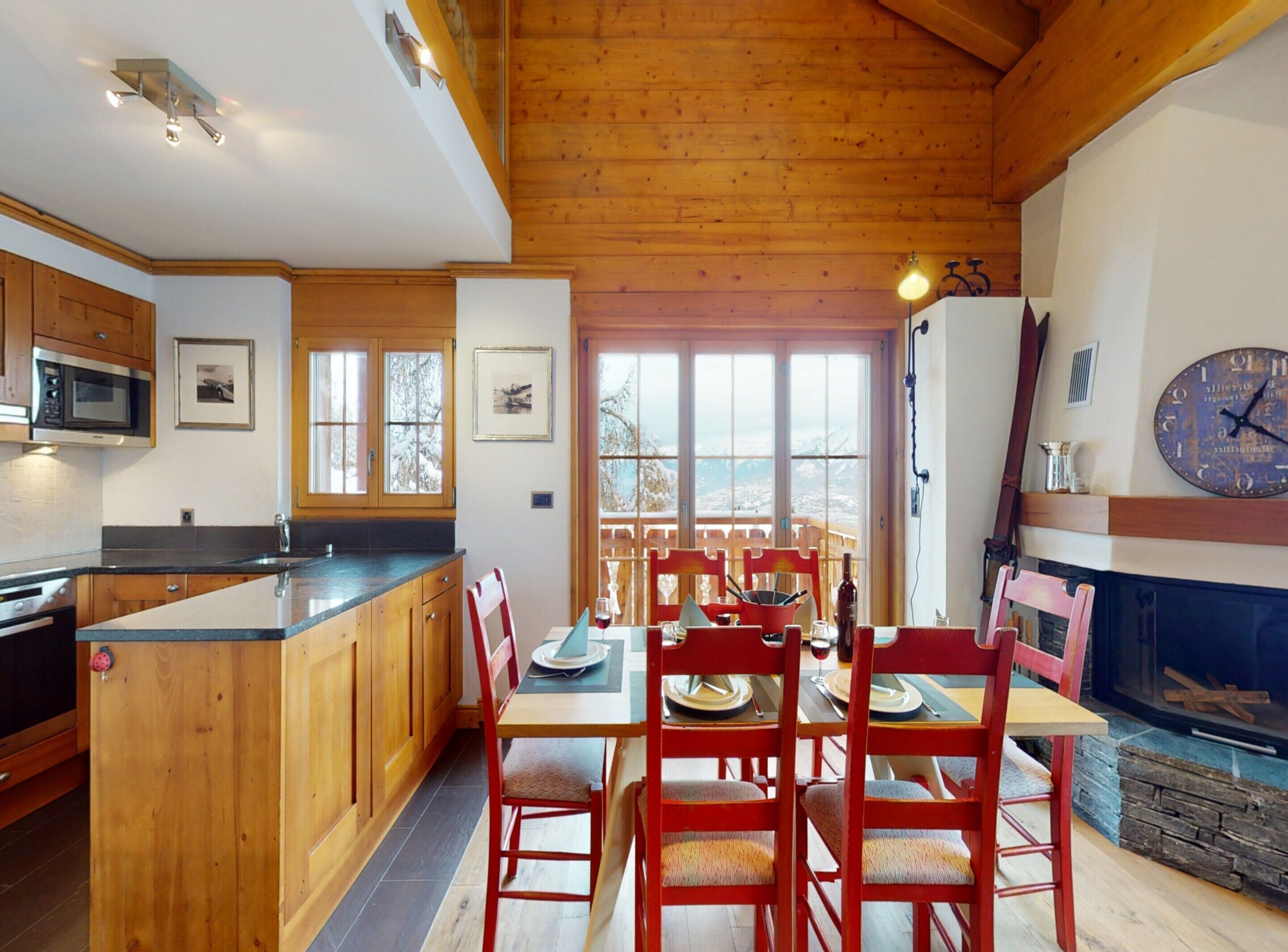 Apartemen Comfort, 4 kamar tidur | Tempat makan