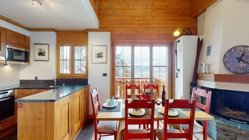 Apartemen Comfort, 4 kamar tidur | Tempat makan