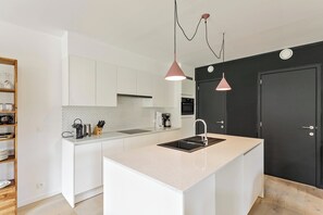 Fridge, microwave, oven, dishwasher - Flat in Blankenberge Near the Beach (Blankenberge)