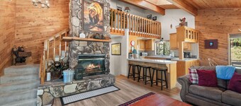 Lakeside Haven- Luxury Retreat Near