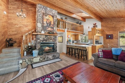 Lakeside Haven- Luxury Retreat Near