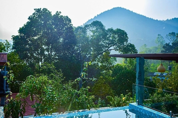 6 outdoor pools
