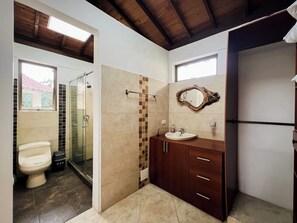 Shower, towels, toilet paper - Beautiful country house in the city! (Armenia)