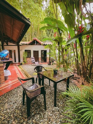 Outdoor dining - Vrbo Property (Armenia)