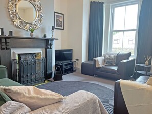 TV - 3 bedroom accommodation in Tintagel (Tintagel)