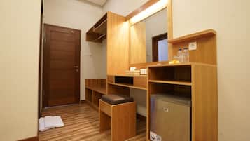 Tweepersoonskamer, balkon, uitzicht op zwembad | Interieur