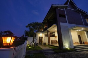 Kahden hengen huone, parveke, näköala uima-altaalle | Ulkopuoli