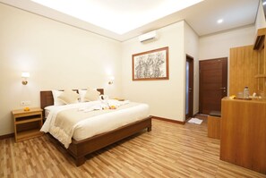 Kahden hengen huone, parveke, näköala uima-altaalle