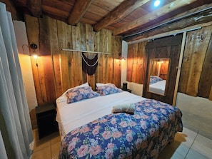 3 bedrooms, iron/ironing board, internet, bed sheets