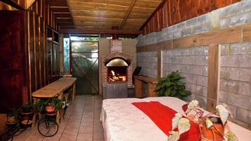 3 bedrooms, iron/ironing board, internet, bed sheets
