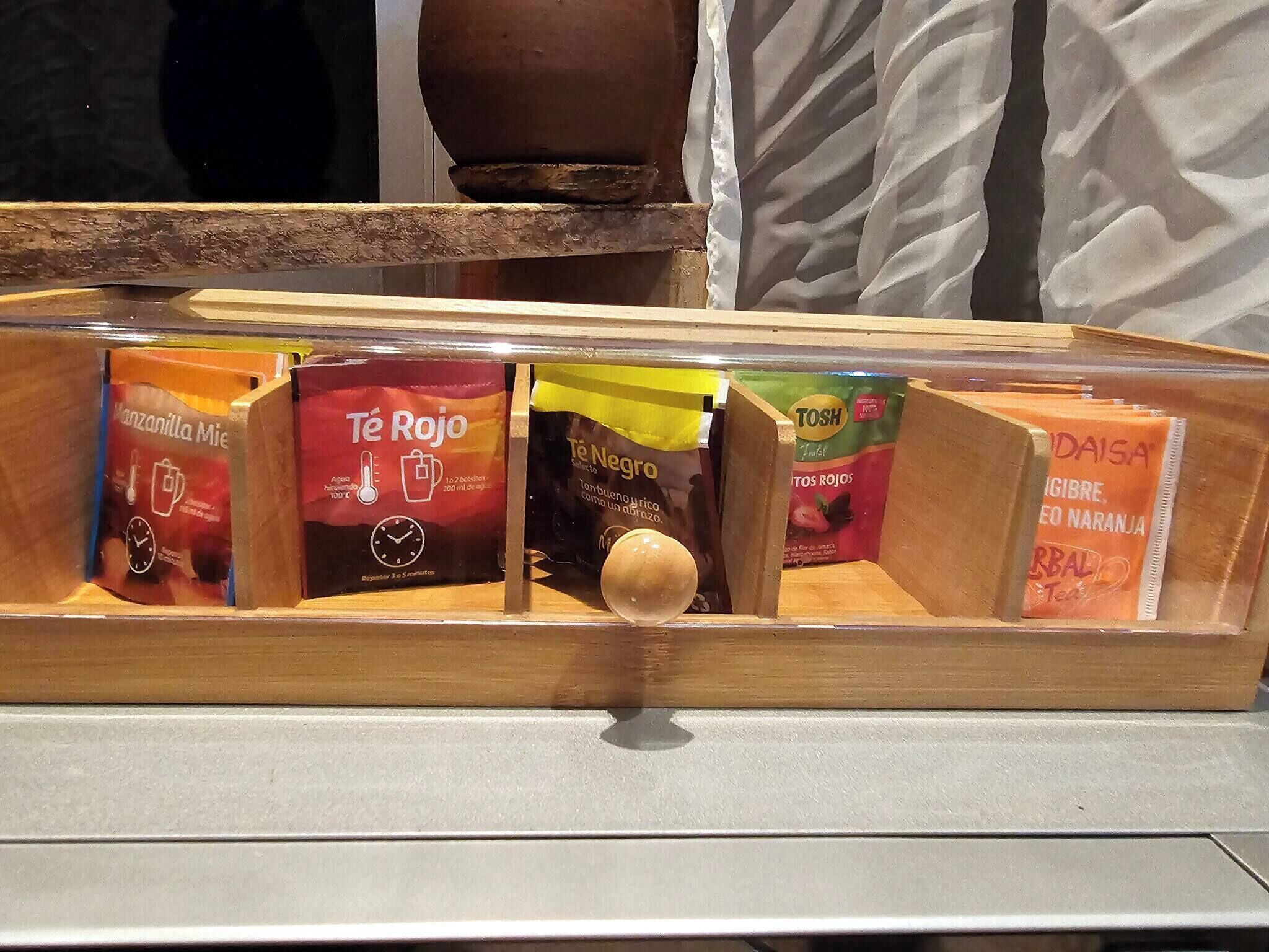 Uma vitrine de madeira com diversos produtos embalados.