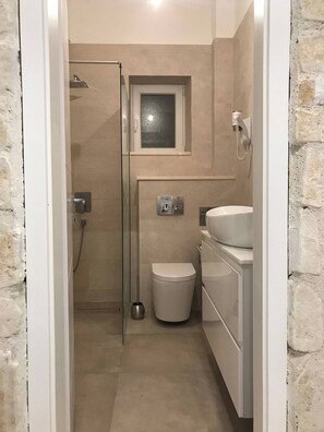 Shower - VibeHaus Center of Split City only 400m from Beach (Split)