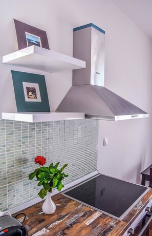 Fridge, microwave, oven, stovetop - MarLi beach apartments Jesenice Marli 1 (Jesenice)