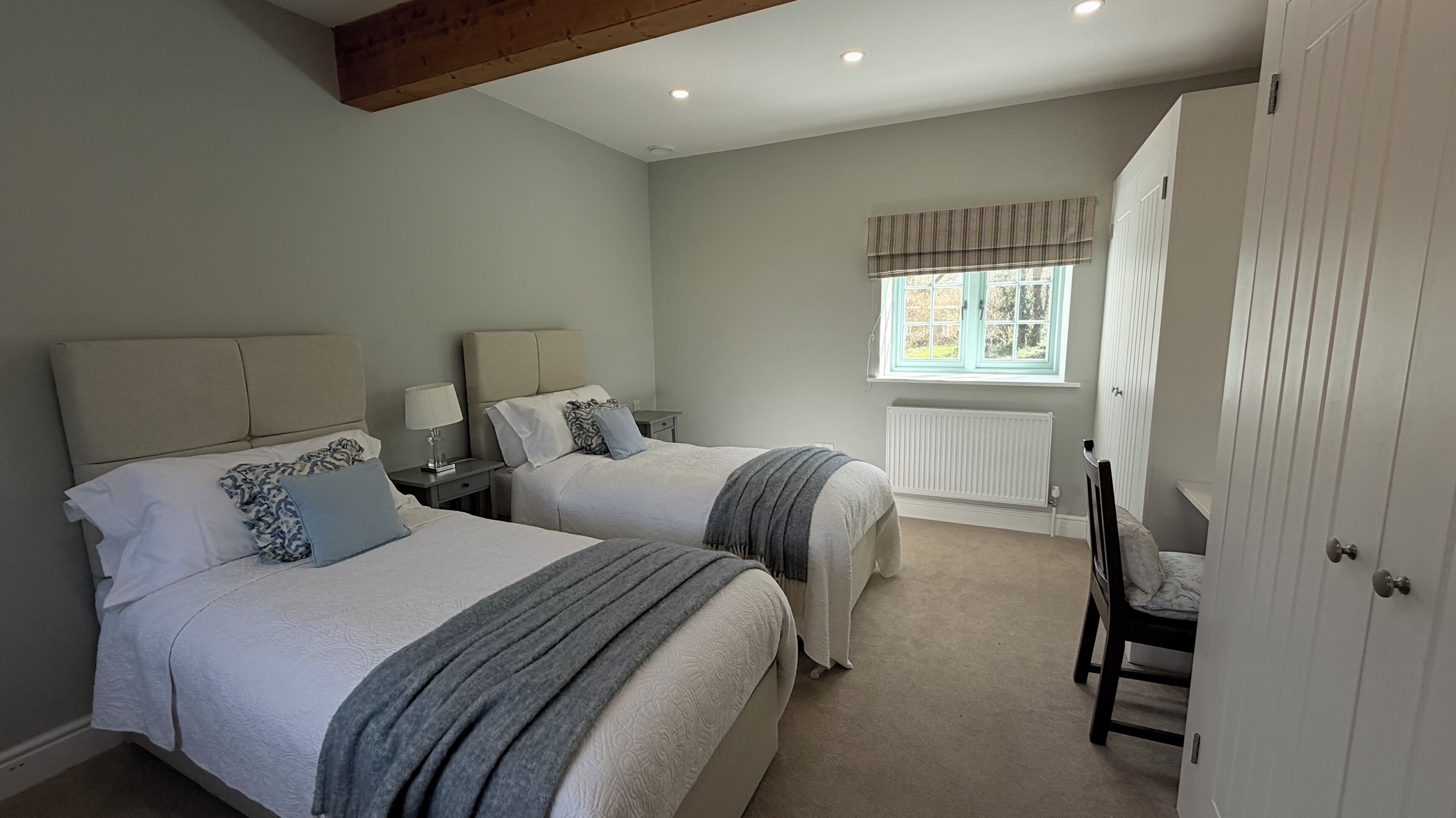 Tabla de planchar con plancha, wifi, ropa de cama
