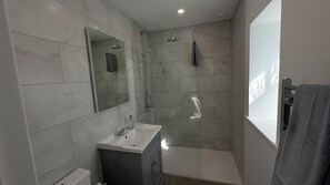 Shower, hair dryer, towels, soap - The Dairy, a peaceful rural setting in the heart of the Island (Newport)