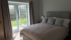 Iron/ironing board, WiFi, bed sheets - The Dairy, a peaceful rural setting in the heart of the Island (Newport)