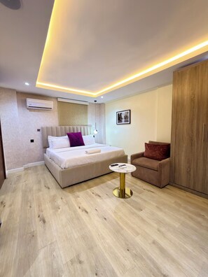 Une chambre à coucher moderne avec un lit, une table de chevet et une armoire.