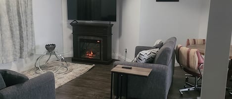 Televisión y chimenea