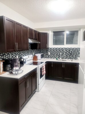 Private kitchen - Affordable Cozy Suite! Entire Unit,Private Entrance,Free Parking, Self Check-in (Edmonton)