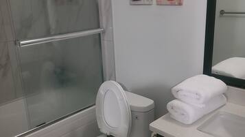 Handtücher, Seife, Toilettenpapier