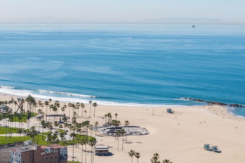 Walk to Venice Beach + Boardwalk • Firepit + EV Charger | Brooks Avenue