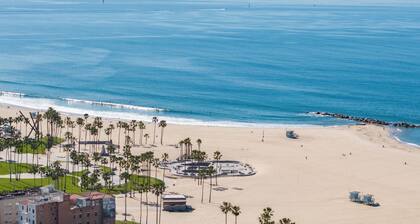 Walk to Venice Beach + Boardwalk • Firepit + EV Charger | Brooks Avenue